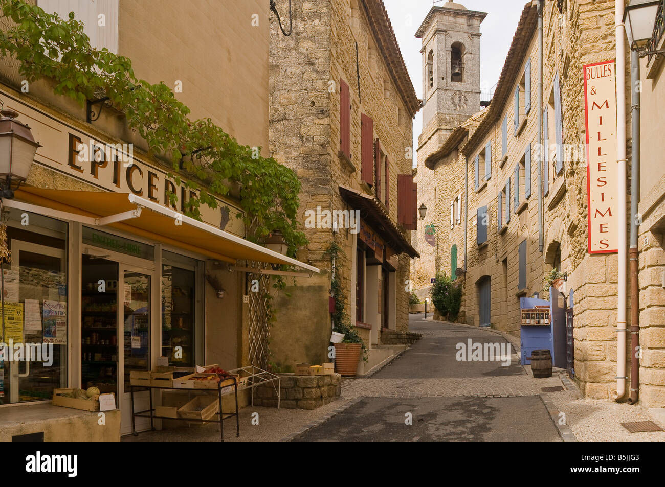 Negozi in stretta strada posteriore a Châteauneuf du Pape Vaucluse Francia Foto Stock