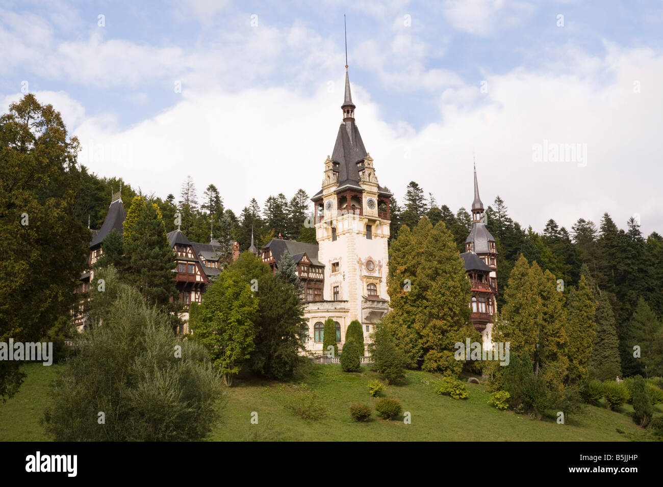 Sinaia Prahova Transilvania Romania del XIX secolo castello di Peles e motivi su pendio boschivo affacciato sulla Valle di Prahova Foto Stock
