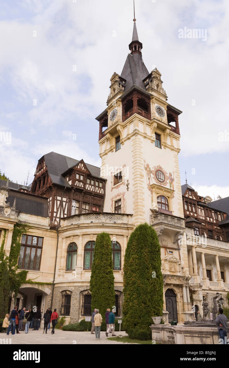 Sinaia Prahova Transilvania Romania del XIX secolo castello di Peles orologio sulla torre principale Neo Rinascimentale Foto Stock