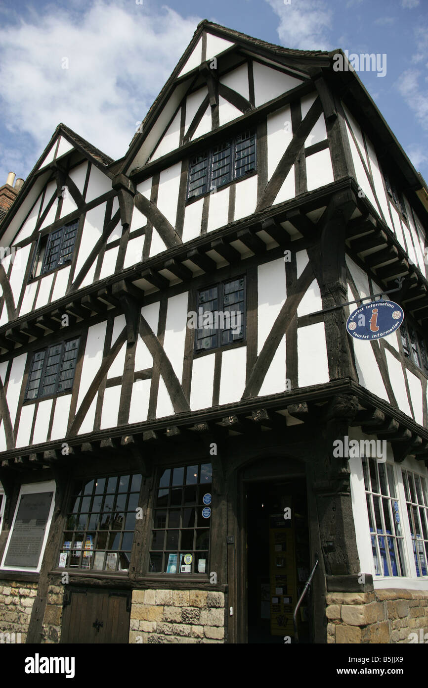 Città di Lincoln, Inghilterra. Stile di Tudor in bianco e nero con cornice in legno Lincoln Centro di informazioni turistiche. Foto Stock