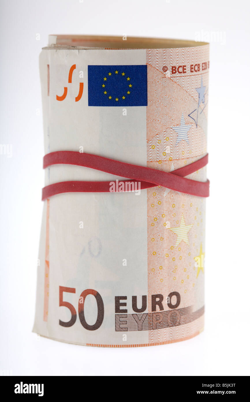 Borra di 50 banconote in euro cash legato in un rotolo con fascia elastica Foto Stock
