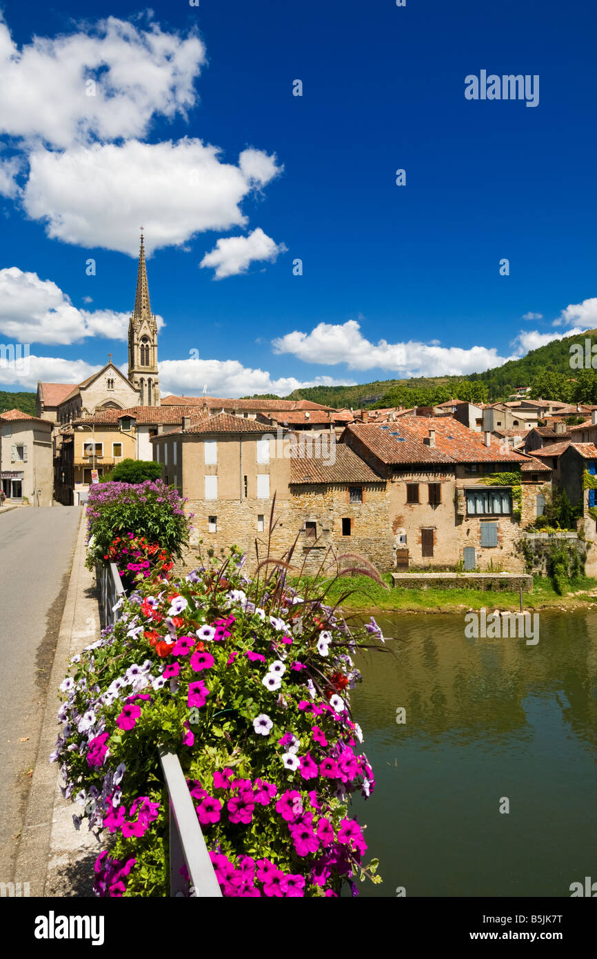 Tarn et Garonne, Francia - città vecchia di St Antonin Noble Val sul fiume Aveyron Foto Stock