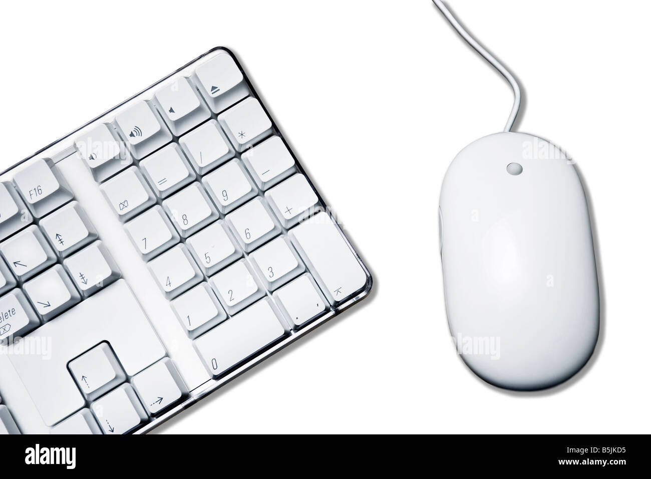 Quadro concettuale con il mouse bianco e parte della tastiera del computer isolamento su bianco con tracciato di ritaglio Foto Stock