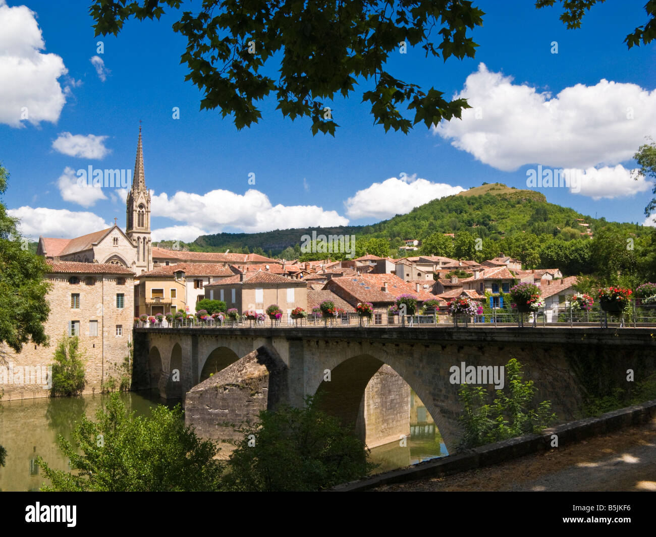 Il ponte sopra l'Aveyron presso il St Antonin Noble Val, Tarn et Garonne, Francia, Europa Foto Stock