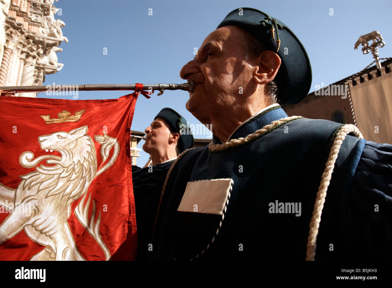 Musicista durante la Votiva street processione, il Palio di Siena, Italia Foto Stock