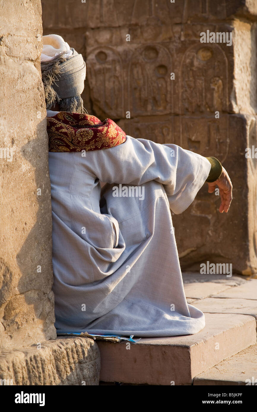 Egyptian uomo seduto al sole. Foto Stock