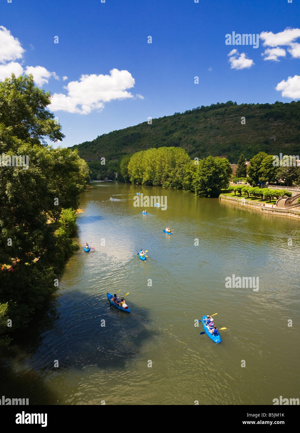 Canoisti sul fiume Aveyron presso il St Antonin Noble Val Tarn et Garonne, Francia, Europa Foto Stock