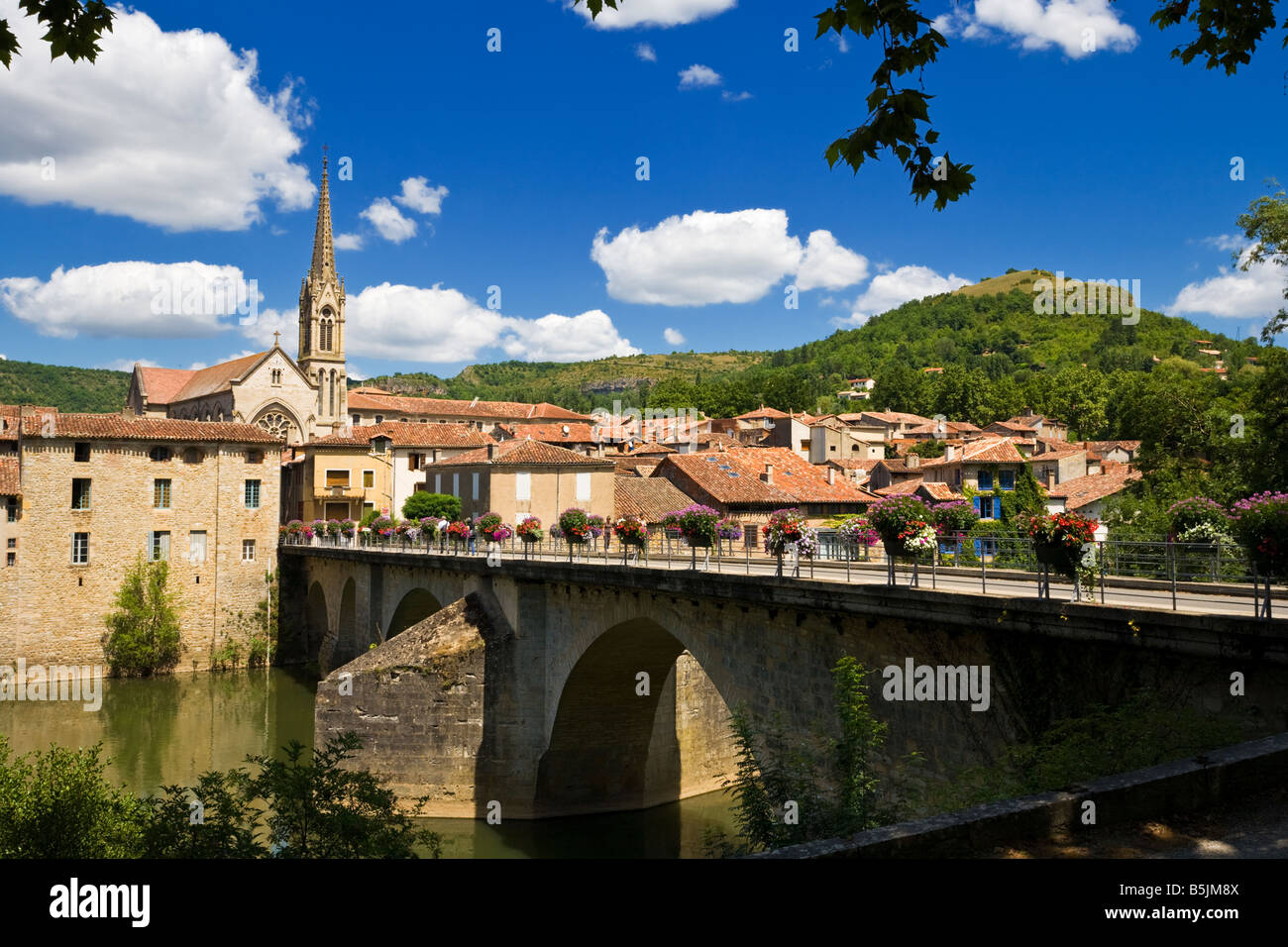 Francia, città di Tarn et Garonne - il ponte sull'Aveyron a St Antonin Noble Val Foto Stock