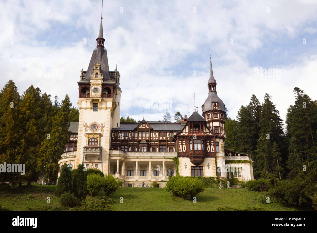 Sinaia Prahova Transilvania Romania del XIX secolo castello di Peles e motivi su pendio boschivo affacciato sulla Valle di Prahova Foto Stock