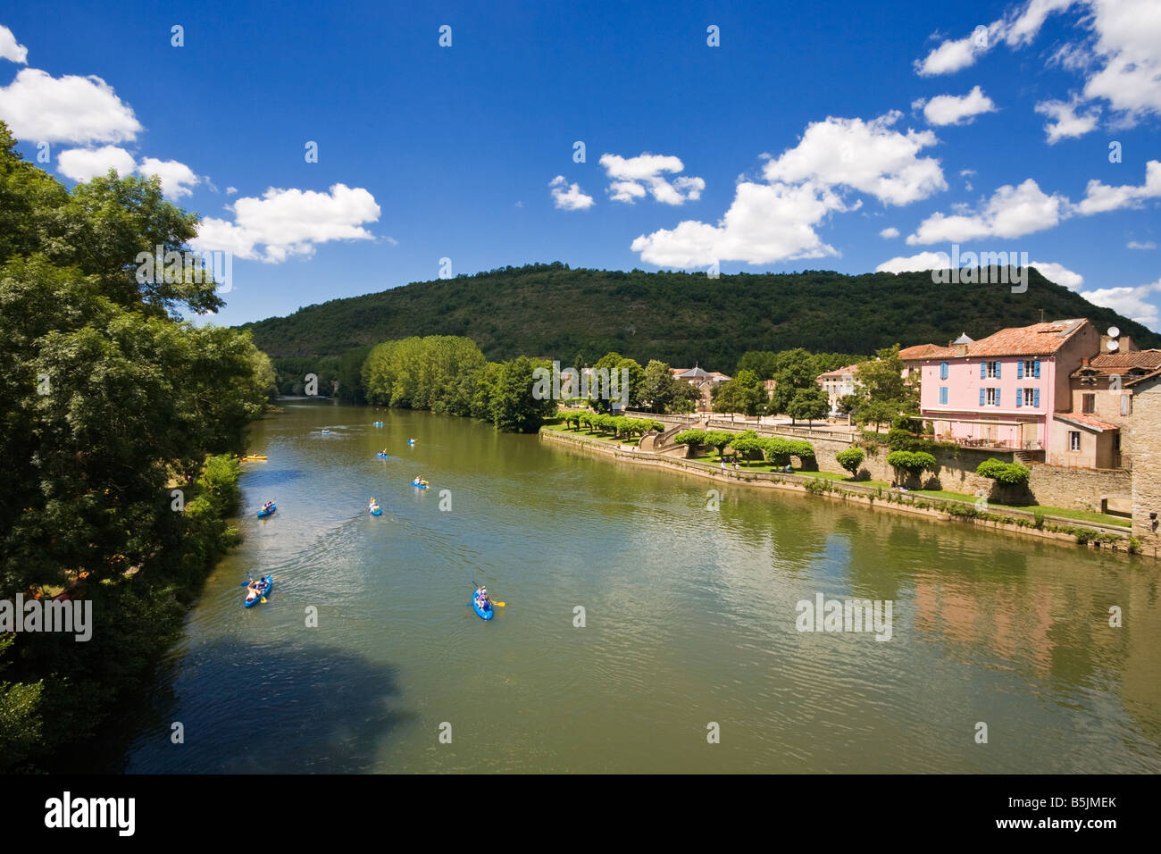 Canottaggio sul fiume Aveyron a St Antonin Noble Val, Tarn et Garonne, Francia Europa Foto Stock