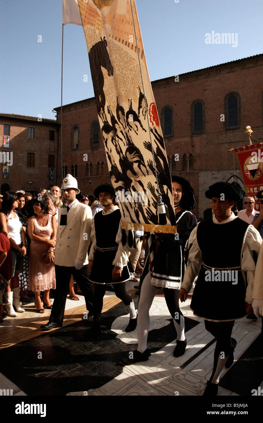 Il Palio 'Silk banner' essendo portato in Duomo, il Palio di Siena Foto Stock