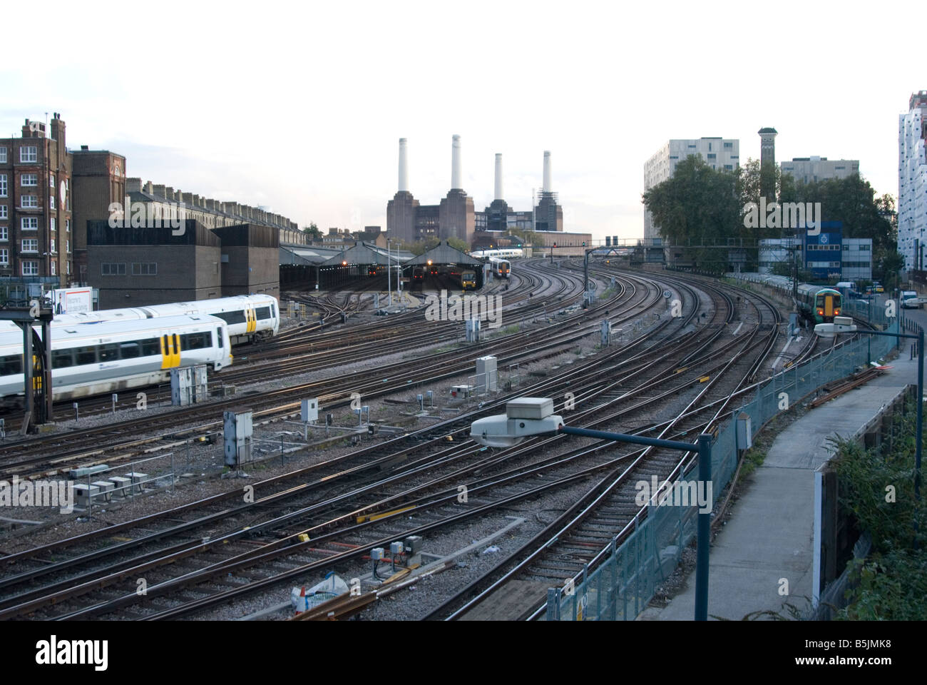 Un'immagine della linea ferroviaria e la stazione del treno che conduce alla stazione di Victoria con Battersea Power Station in background Foto Stock