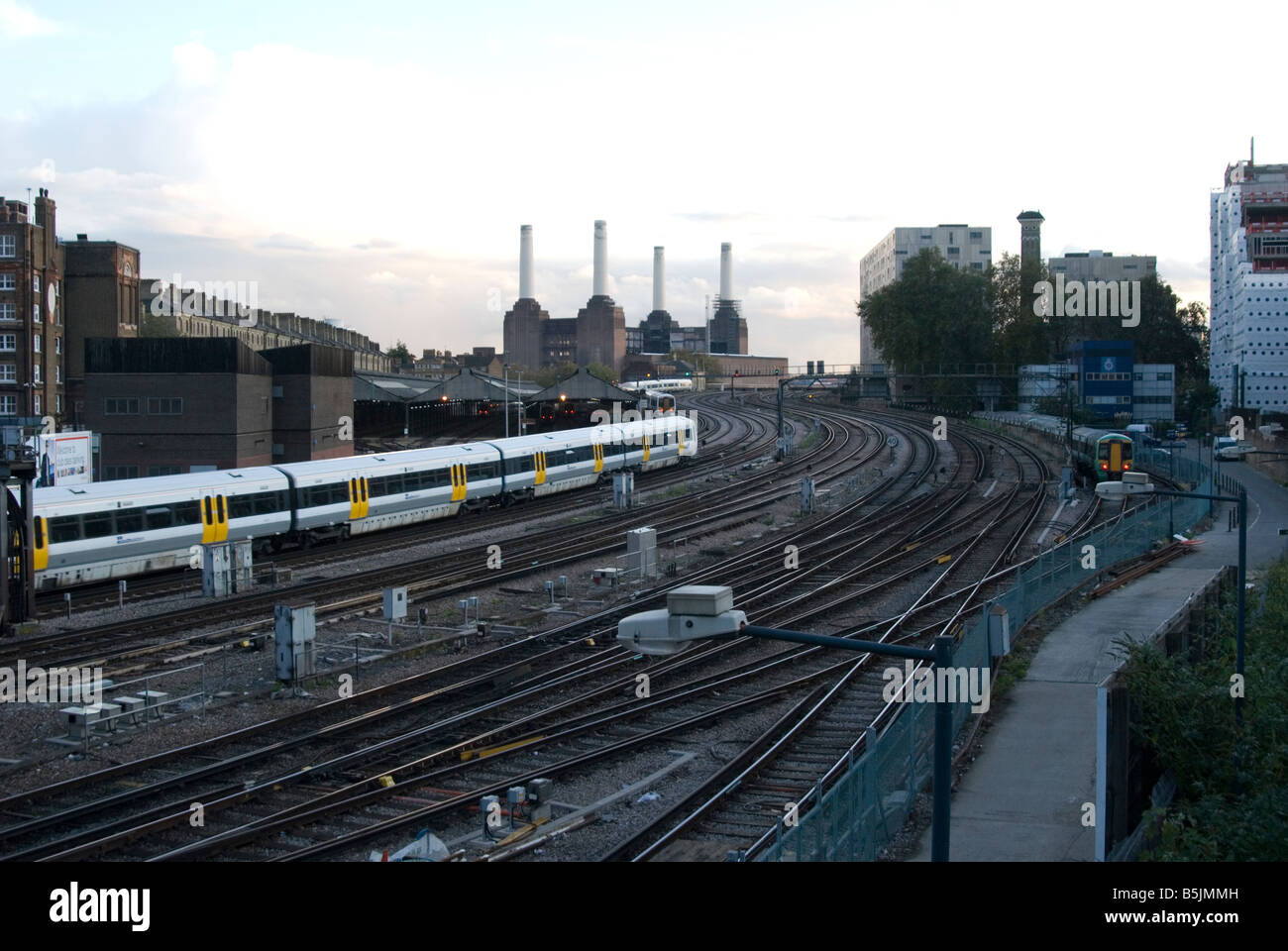Un'immagine della linea ferroviaria e la stazione del treno che conduce alla stazione di Victoria con Battersea Power Station in background Foto Stock