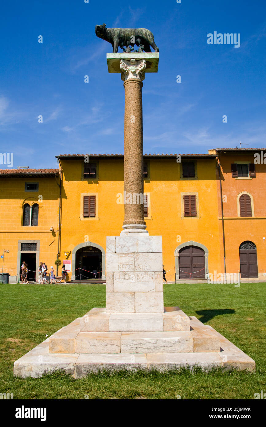 Statua del Campidoglio lupa con Romolo e Remo, Piazza del Duomo di Pisa, Toscana, Italia Foto Stock