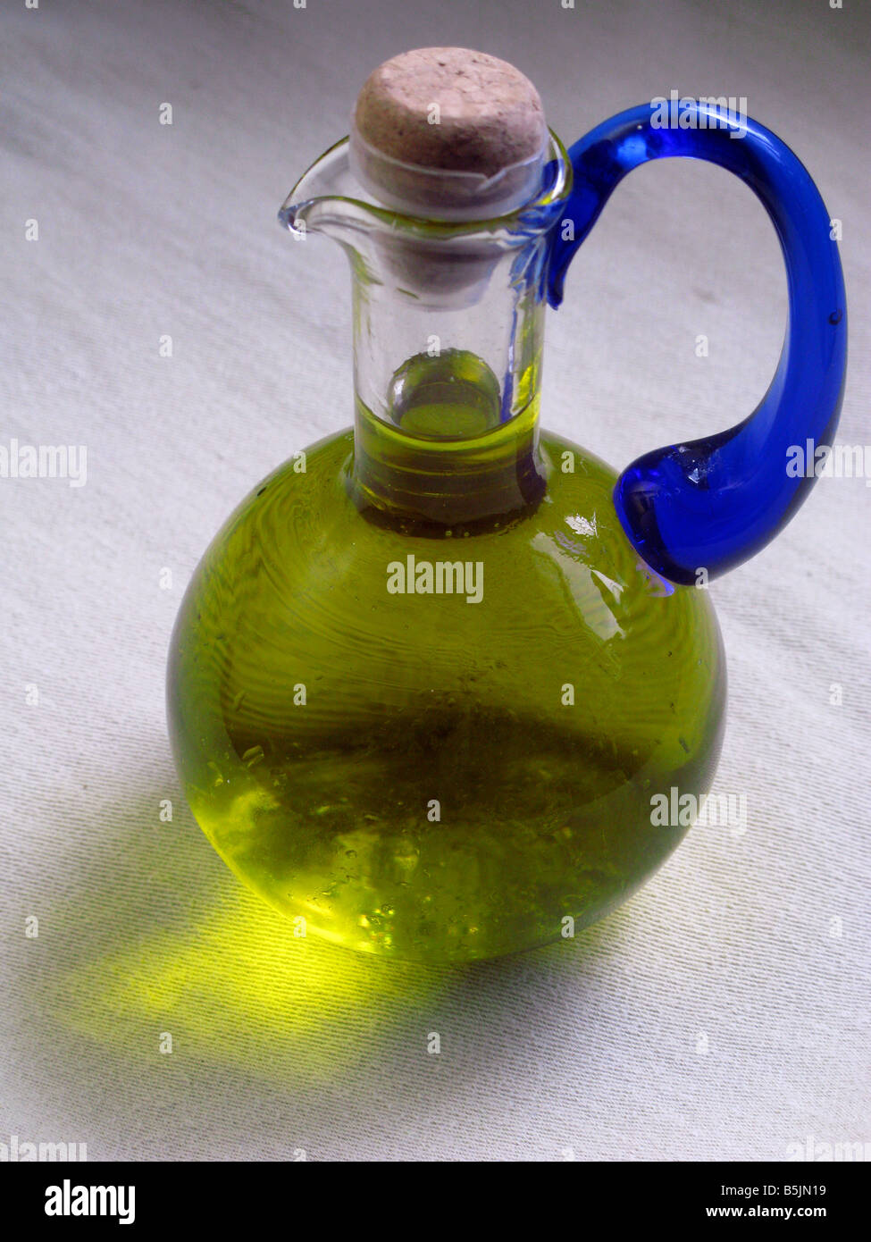 Grecia Creta una bottiglia di spremuto a freddo Olio vergine di oliva Foto Stock