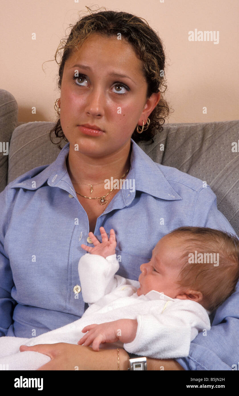 Ragazza adolescente di umore holding neonato Foto Stock