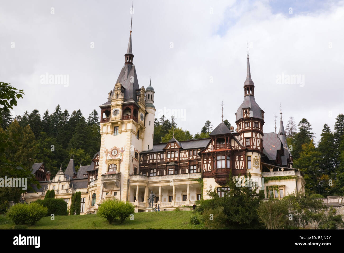 Sinaia Prahova Transilvania Romania del XIX secolo castello di Peles e motivi su pendio boschivo affacciato sulla Valle di Prahova Foto Stock