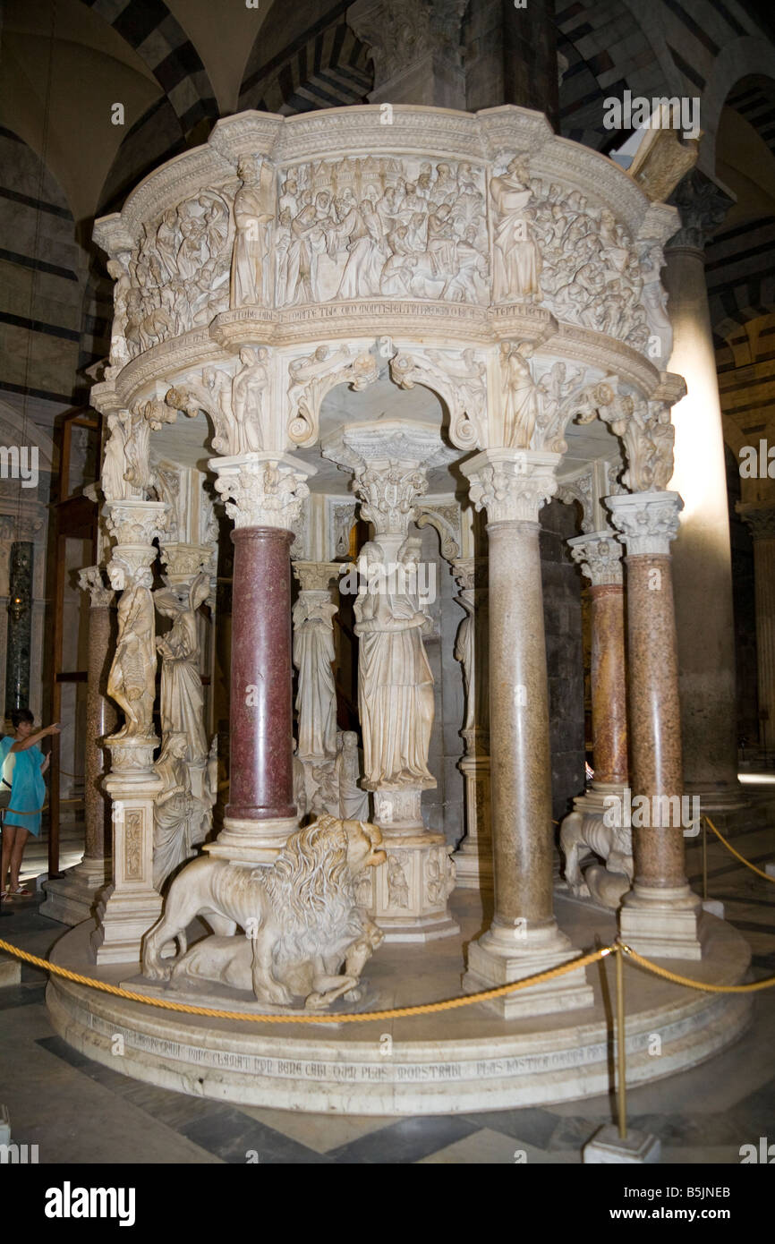 Il pulpito all interno della cattedrale, la Piazza del Duomo di Pisa, Toscana, Italia Foto Stock