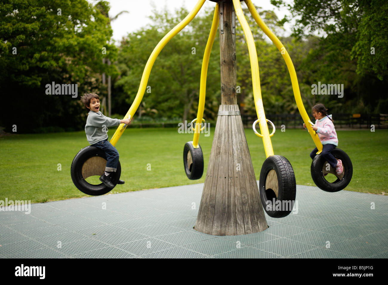 6 anno vecchio ragazzo gioca nel parco giochi con i suoi cinque anni di suor Foto Stock