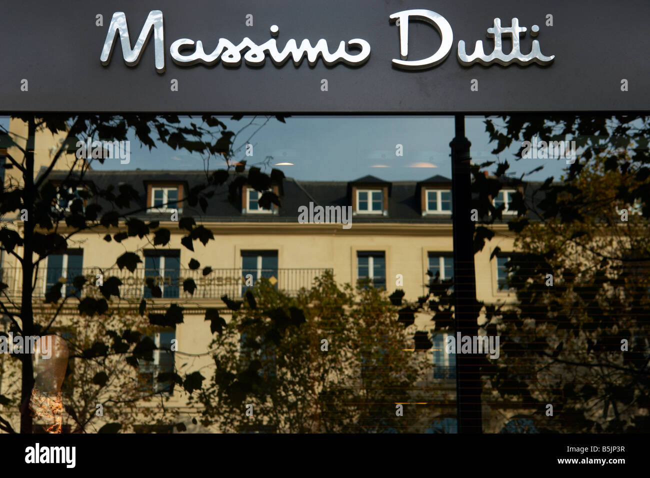 Massimo Dutti shop e di riflessione in Rue Royale Parigi Francia Foto stock  - Alamy
