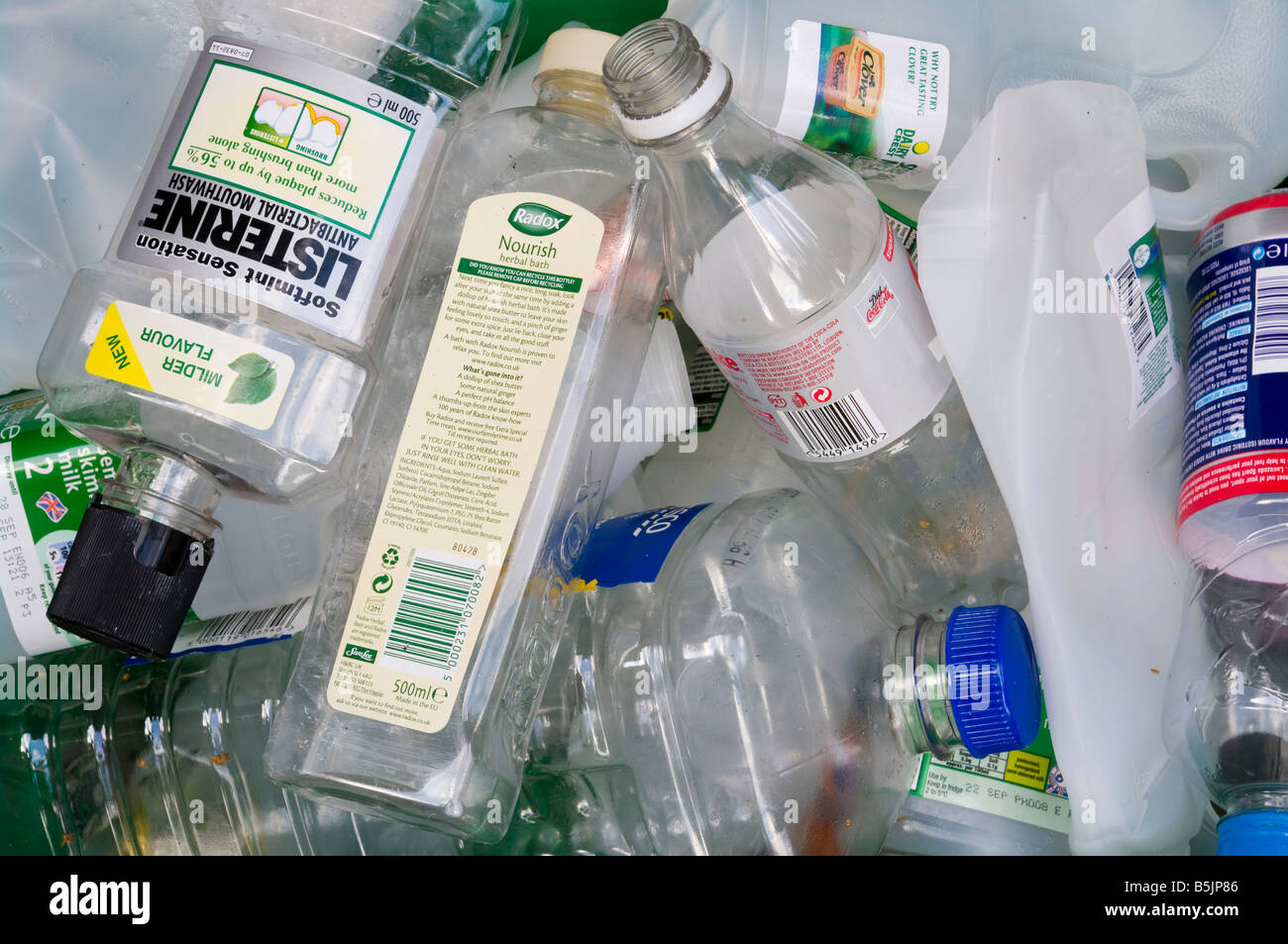 Le bottiglie di plastica pronto per il riciclaggio dei rifiuti domestici Foto Stock