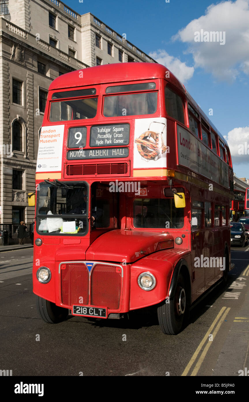 Numero 9 red double decker bus Routemaster Londra Inghilterra REGNO UNITO Foto Stock