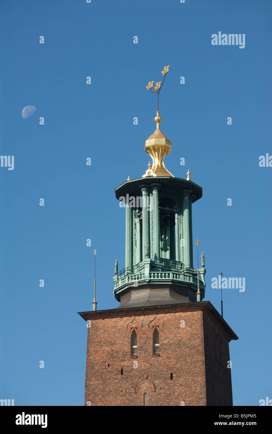 Tre krone emblema City Hall o Stadshuset Kungsholmen Stoccolma Svezia Foto Stock
