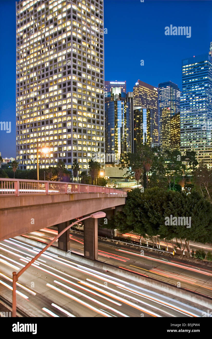 Noi 101, Porto Freeway la skyline, crepuscolo di Los Angeles, California, USA il traffico CA in movimento economico, culturale, Westin Bonaventure Foto Stock