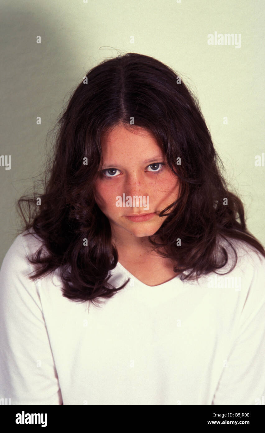Ritratto dai capelli scuri ragazza adolescente con atteggiamento Foto Stock