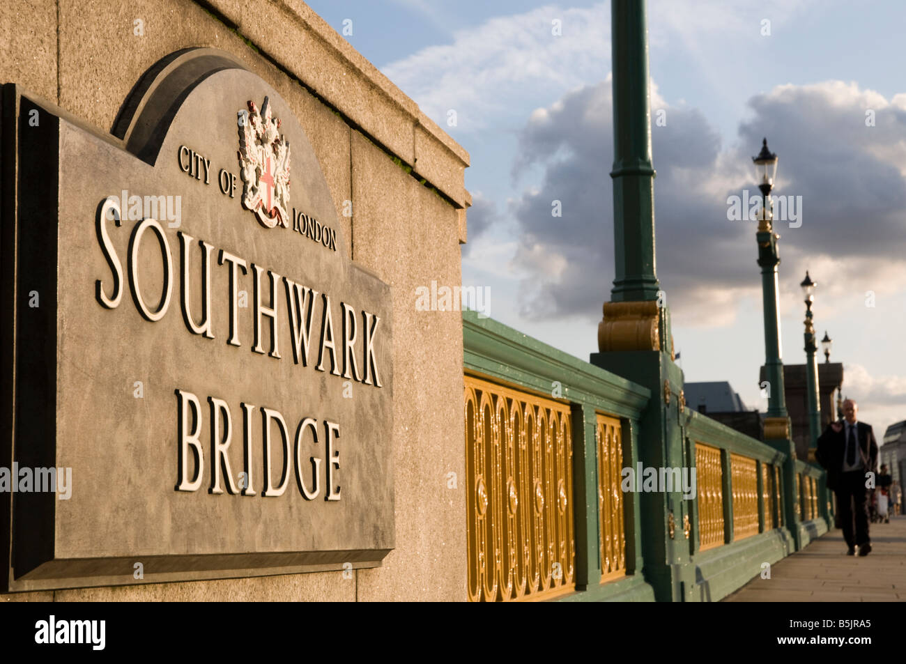 Southwark Bridge Londra Inghilterra REGNO UNITO Foto Stock