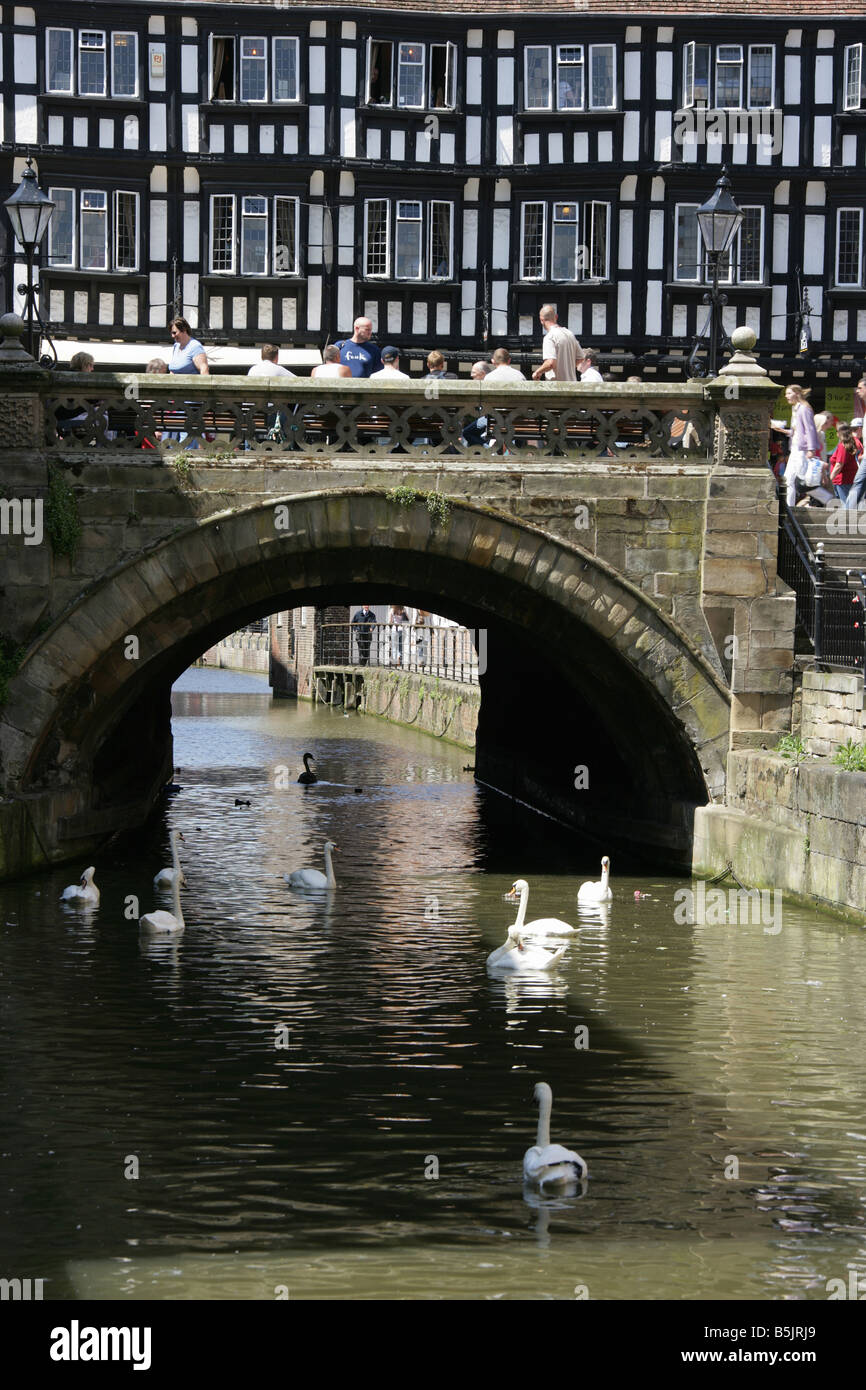 Città di Lincoln, Inghilterra. Vista di Lincoln è alto medievale Ponte sul Fiume Witham con High Street botteghe sul ponte. Foto Stock