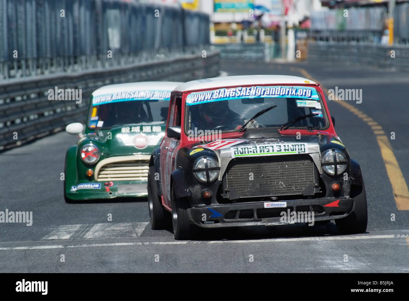 Due Minis racing al circuito cittadino di Bang Saen Velocità Festival in Thailandia 2008 Foto Stock