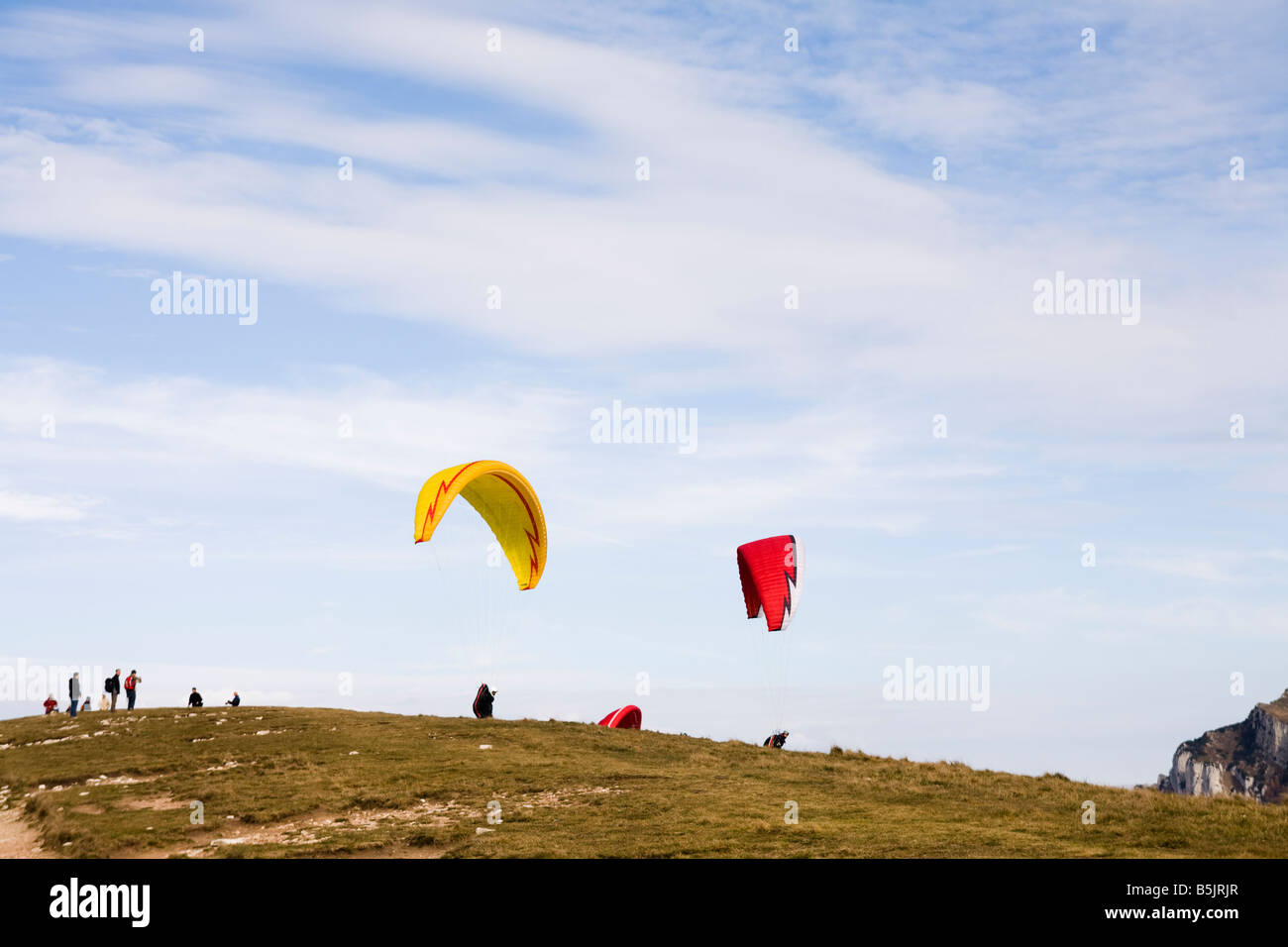 Il Monte Baldo, Malcesine, Veneto, Italia. I parapendii esercizio per volare Foto Stock