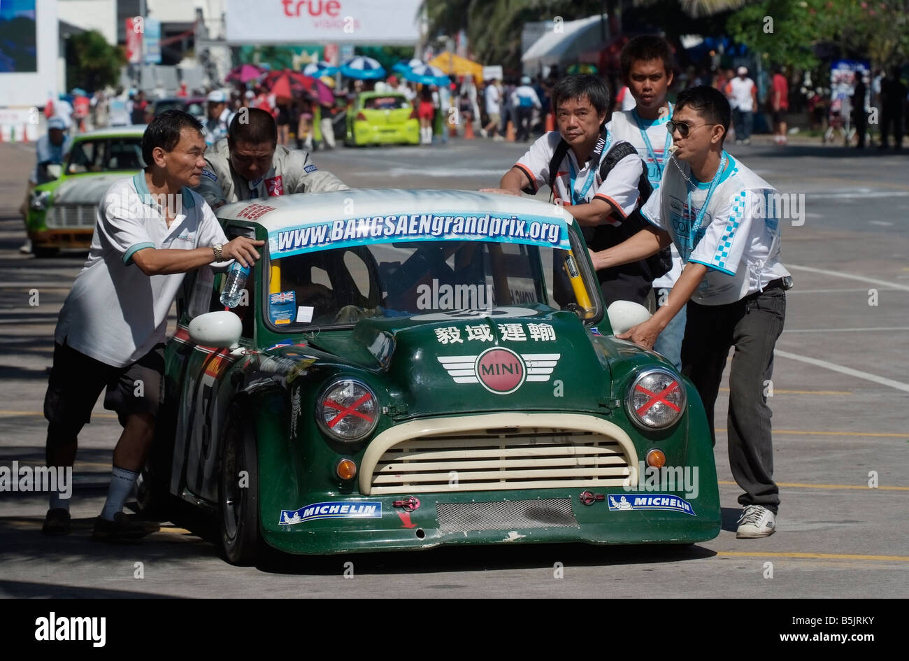 Mini verde essendo spinto nel circuito cittadino di Bang Saen Velocità Festival in Thailandia 2008 Foto Stock