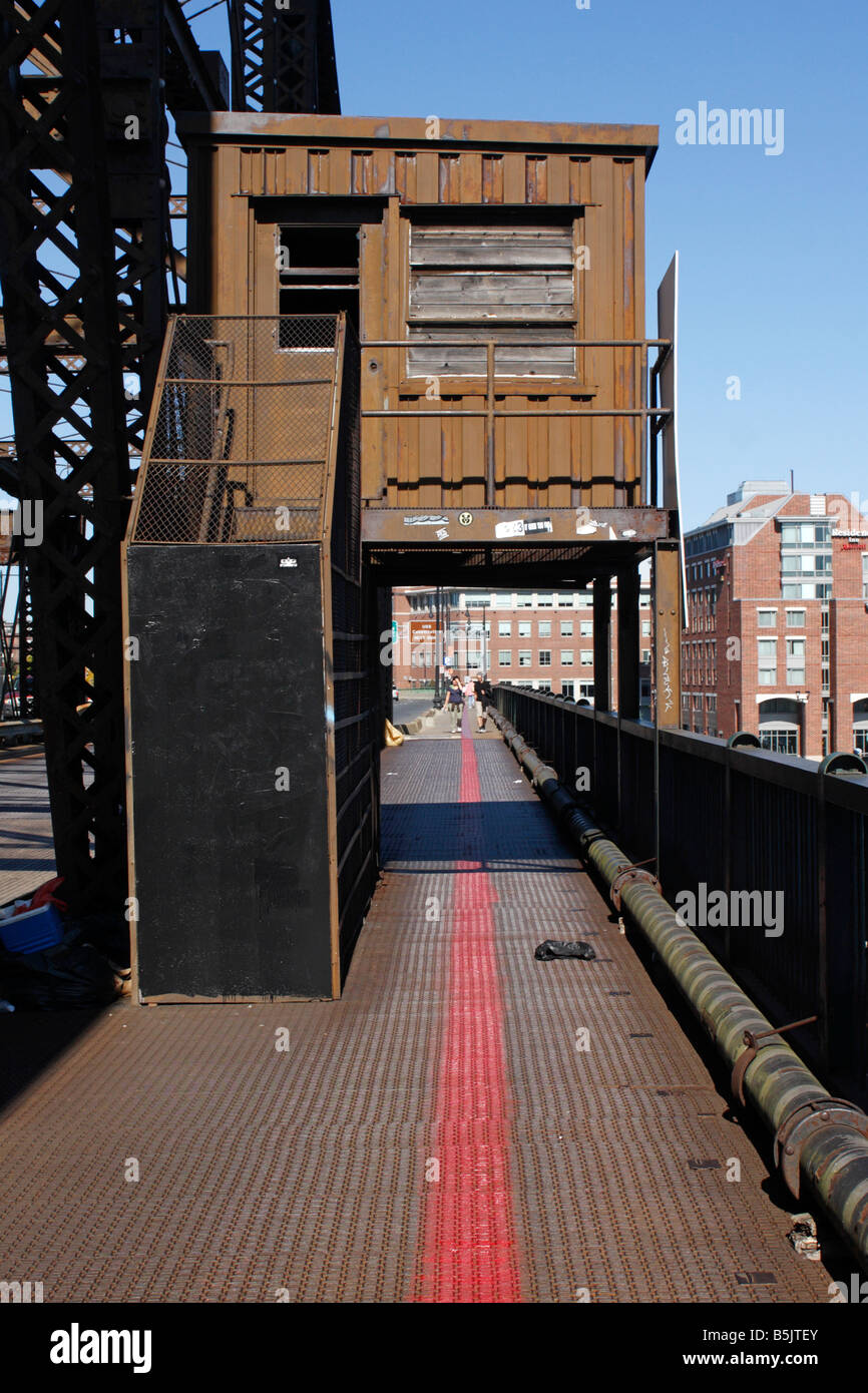 Striscia rossa segna la libertà Sentiero di Charlestown Bridge in Boston, MA Foto Stock