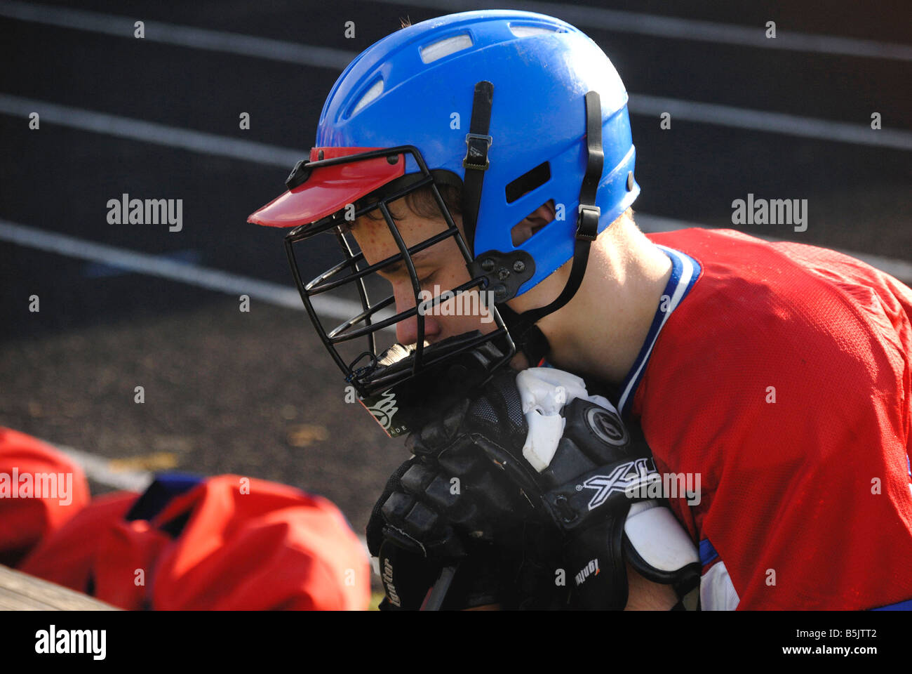 Lacrosse giocatore prende il tempo per fare un po' di preghiera Foto Stock