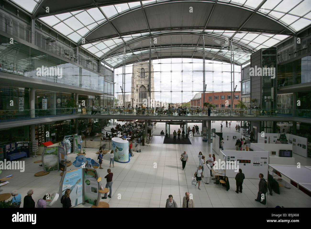 Città di Norwich. Vista interna del Sir Michael Hopkins progettato Forum Building presso il St Peters Street. Foto Stock