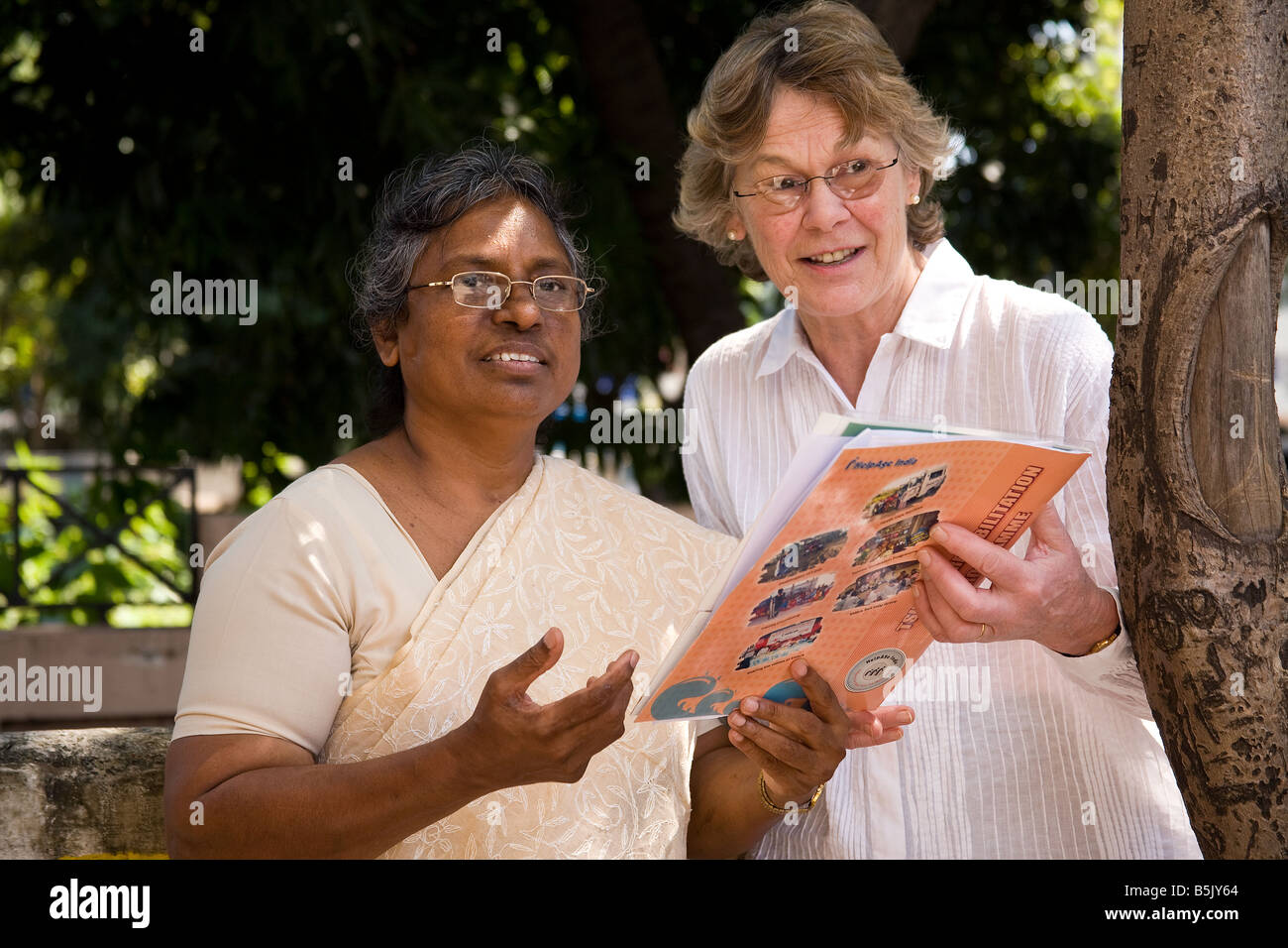 Jane Fearnley Whittingstall e HelpAgeIndia direttore locale la signora Indrani Rajadurai a Chennai dopo lo tsunami 2003 India Foto Stock