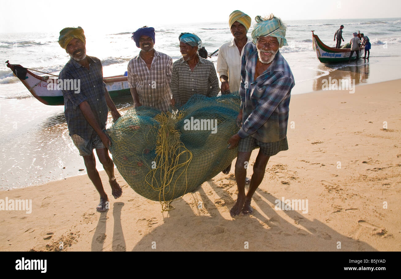 I pescatori portano le loro catture fino alla spiaggia di sunrise a Hai Thalanguda che è stata colpita dal maremoto fatale 2003 Foto Stock