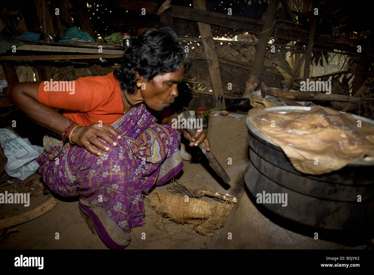 Rasamball produce e vende folle (a) alimentare nella sua capanna di bambù a HAI Kandakadu village TamilNadu Foto Stock