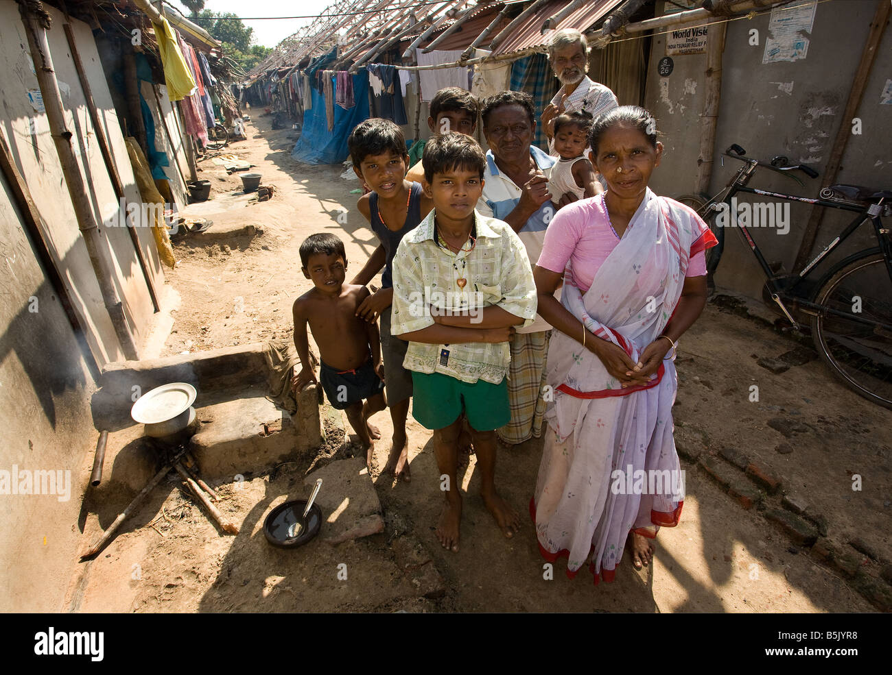 Tsunami ha spostato la famiglia a uno dei Nagapattinam campi di sfollati interni Tamil Nadu Foto Stock