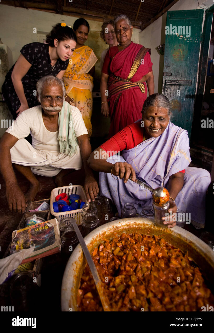 Womens Self Help Group leader Basantham rende chutney di raccogliere denaro Palpanacherry villaggio colpito dal 2003 dello Tsunami nel Tamil Nadu Foto Stock