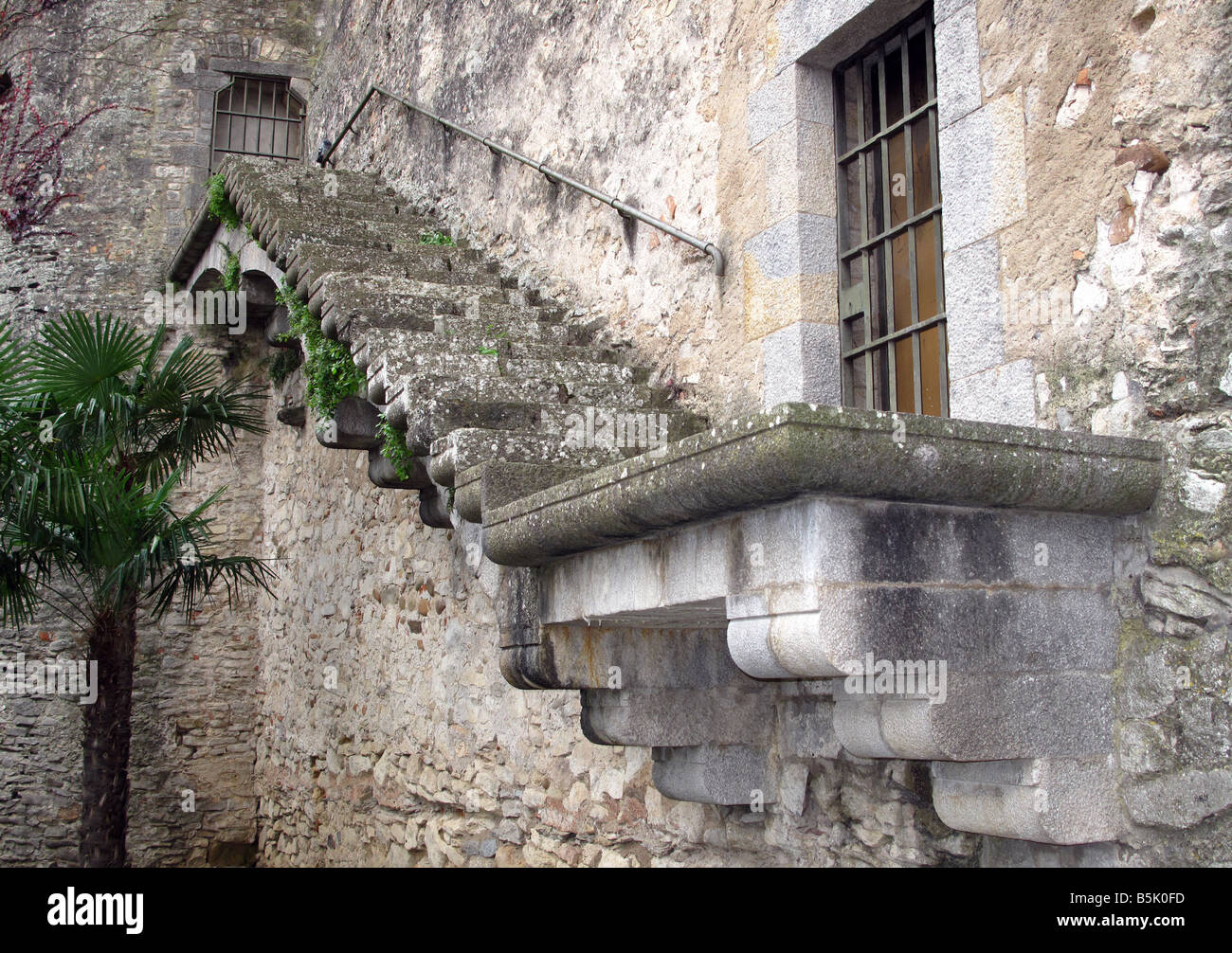 Aperto esterno scalinata in pietra a Girona murella mura, Catalogna, Spagna Foto Stock