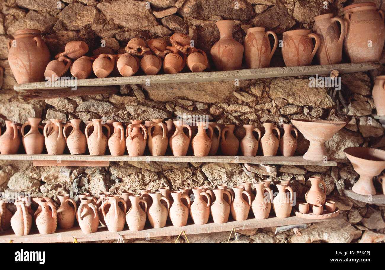 Ceramiche semplice su un reck Foto Stock