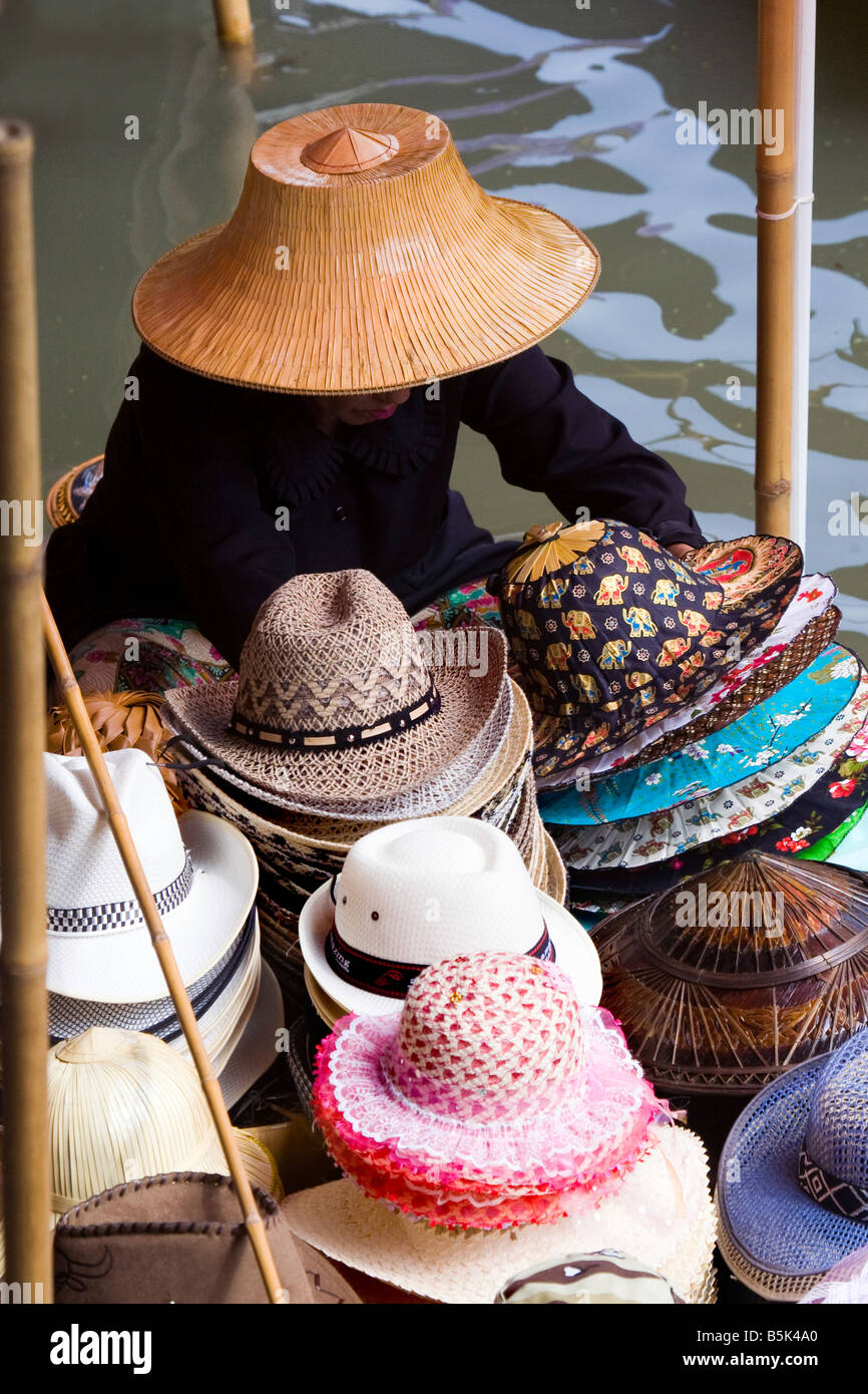 Il mercato galleggiante di Damnoen saduak, un passato di vita a Ratchaburi. Un mercato galleggiante popolare con venditori in barche di legno sui corsi d'acqua in Thailandia. Foto Stock