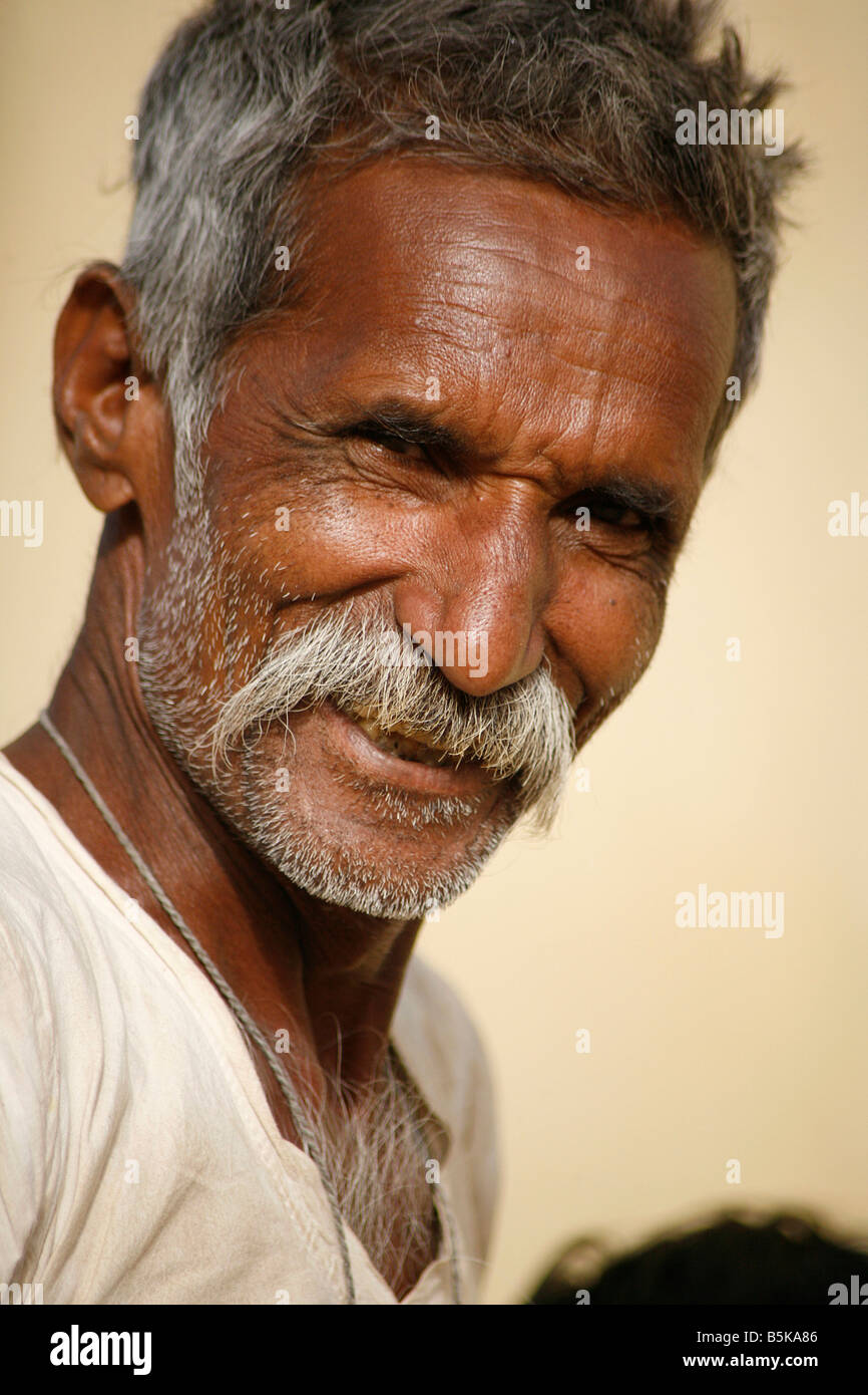 Il vecchio contadino di Rajasthani in pushkar india Foto Stock