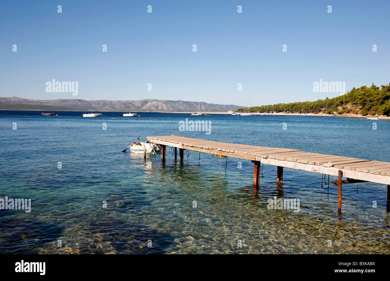 Molo nel mare mediterraneo sull'isola di Brac - Croazia Foto Stock