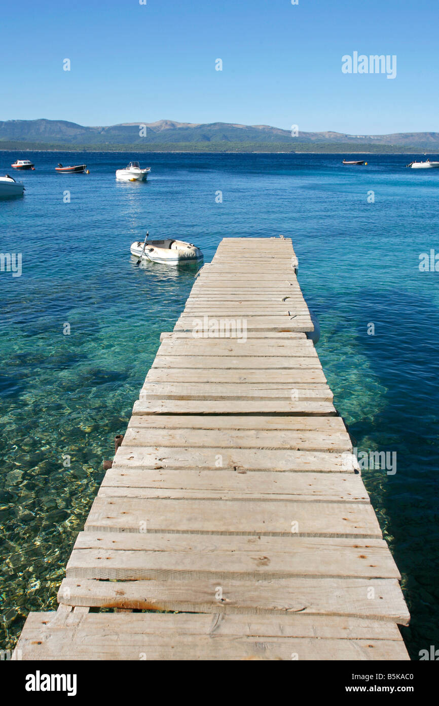 Molo nel mare mediterraneo sull'isola di Brac - Croazia Foto Stock