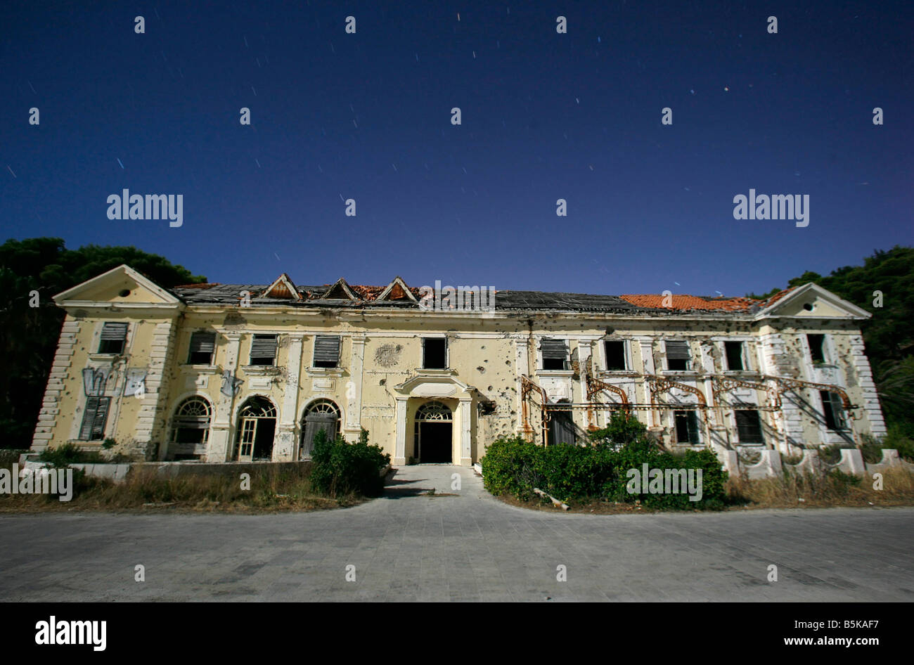 Hotel abbandonato dopo la guerra in Croazia Foto Stock