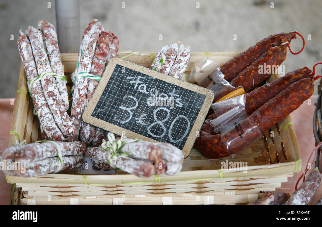 Salsiccia fresca carne sul mercato Foto Stock